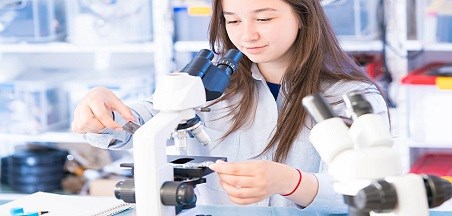 שוויון הזדמנויות מגדרי: נערות פורצות דרך במדע וטכנולוגיה